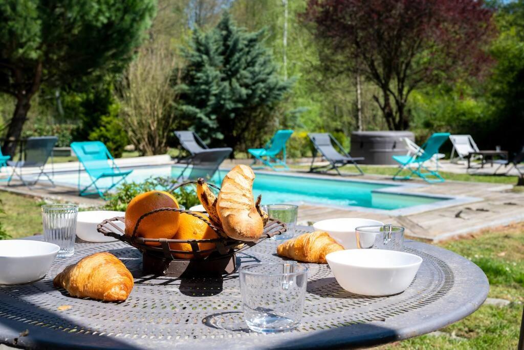 Le Clos Du Tilleul Fabuleuse Propriete 15 A 30 Pers Piscine Au Coeur D'Un Charmant Village Thilouze 外观 照片