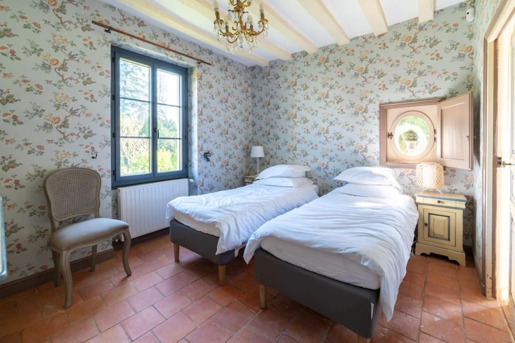 Le Clos Du Tilleul Fabuleuse Propriete 15 A 30 Pers Piscine Au Coeur D'Un Charmant Village Thilouze 外观 照片